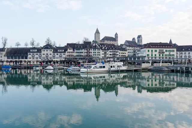 Rapperswil vom Zürichsee aus gesehen.