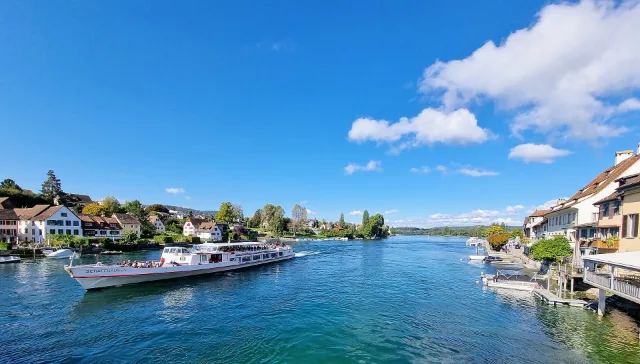 Ein Kursschiff auf dem Rhein bei Stein am Rhein.