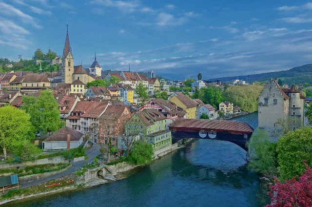Die Altstadt von Baden über der Limmat.