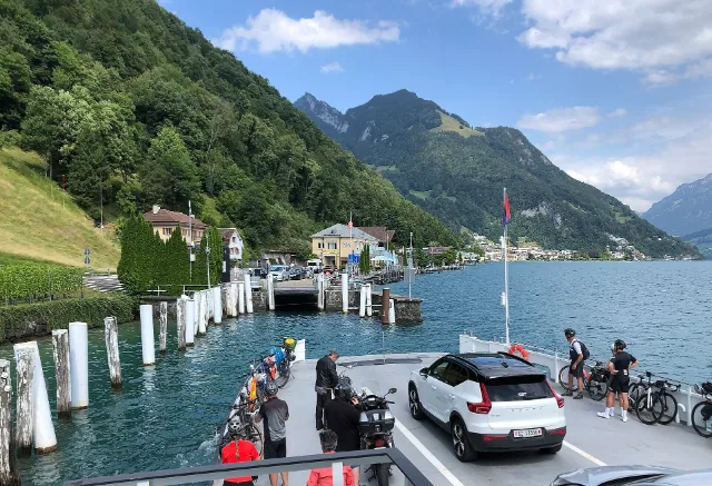 Die Autofähre am Anleger von Gersau.