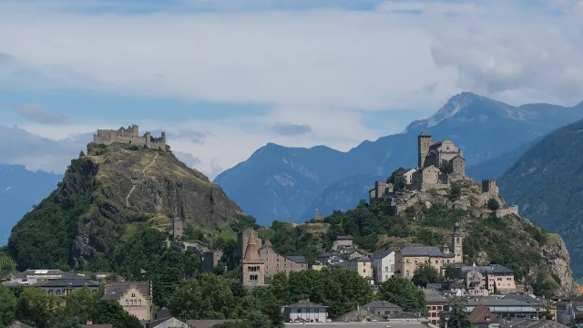 Die Hügel Valère und Tourbillon über Sion.