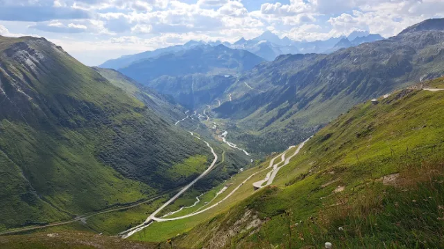 Blick von der Furka hinunter ins Tal mit den Kehren.