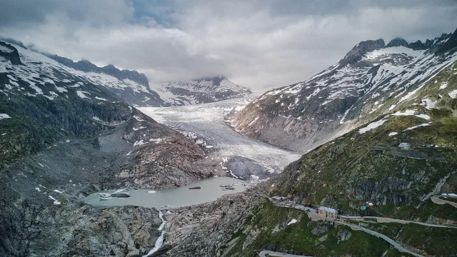Der Rhonegletscher mit seinem Gletschersee.