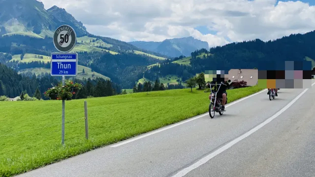 Töfflifahrer auf einer Landstrasse im Emmental.