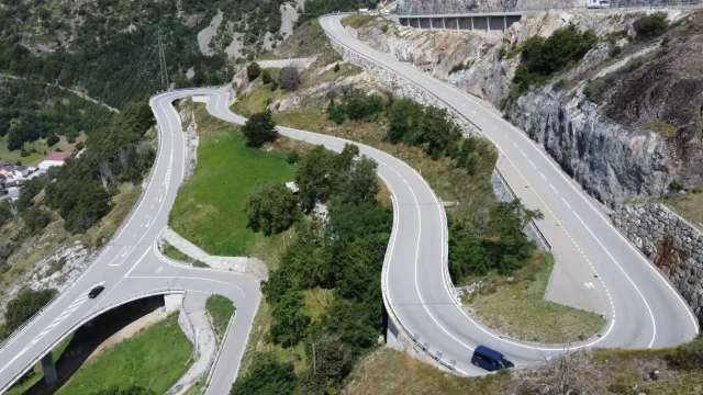 Die Kehren einer Passstrasse aus der Luft.