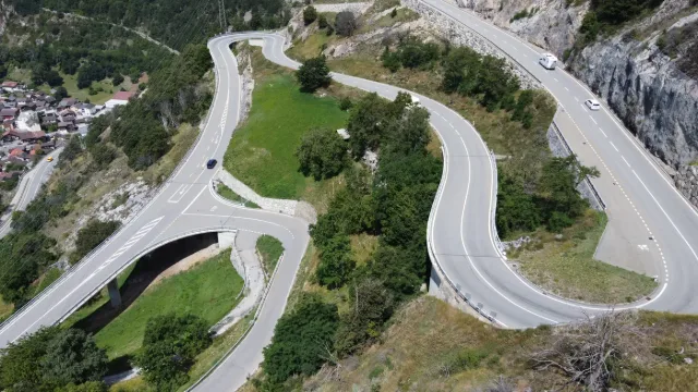 Kehren einer Passstrasse von oben.