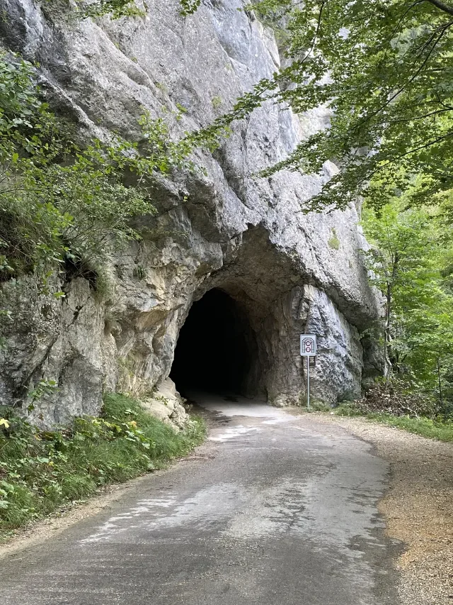 Ein Strassentunnel im Jurafels.