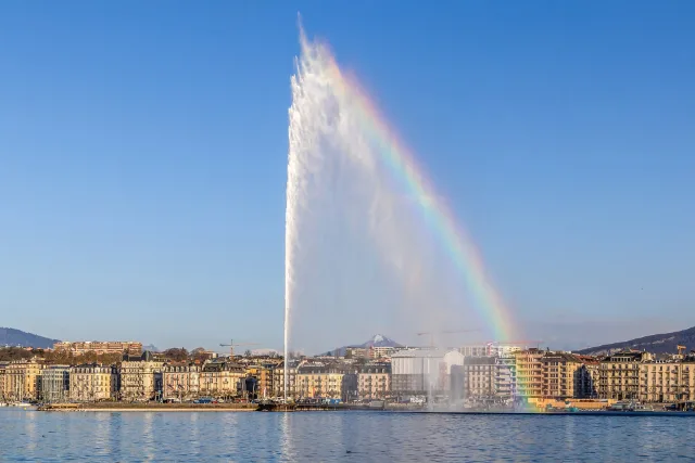 Der Jet d'eau in Genf mit Regenbogen.