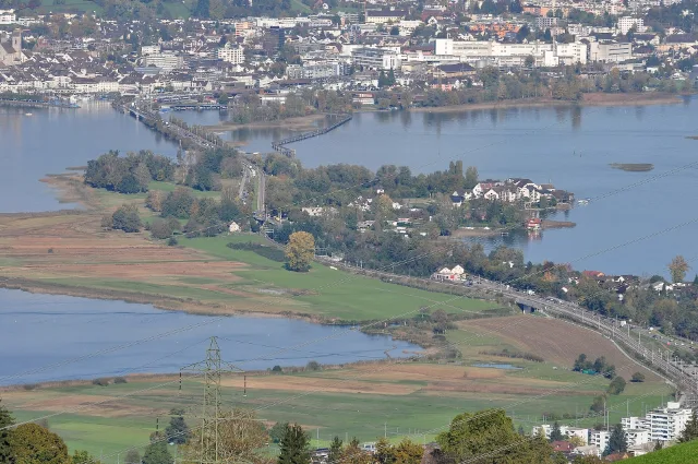 Der Seedamm zwischen Rapperswil und Hurden von oben.